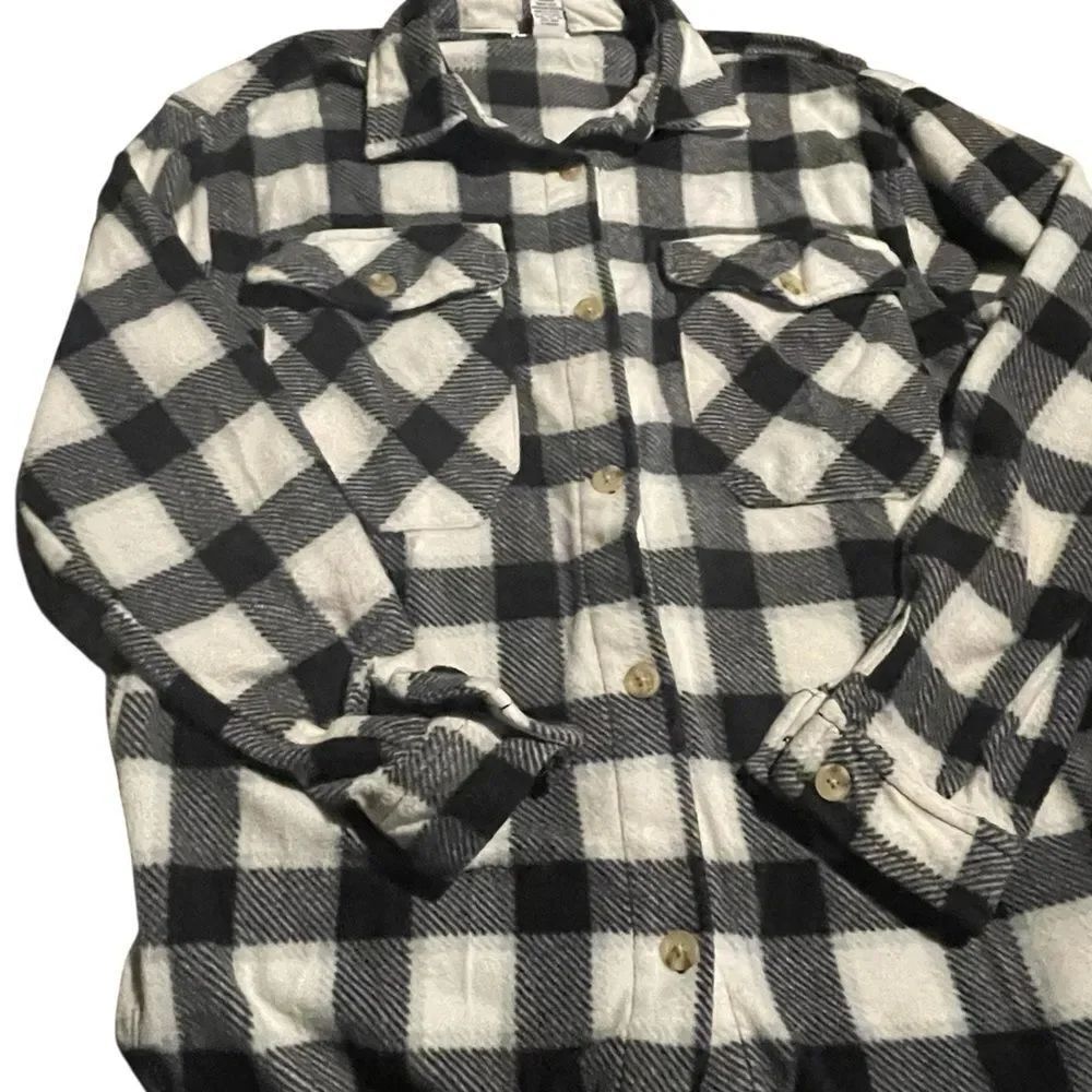Rue 21 size small Black and White Plaid Button-Up Shirt fleece feel excellent S